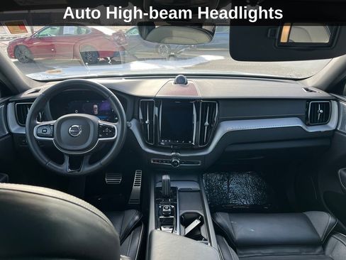 Used 2022 Volvo XC60 B6 R-Design image 18