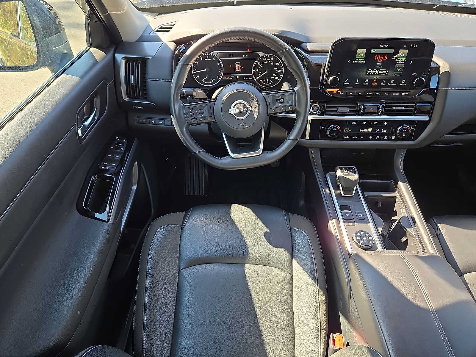 Used 2023 Nissan Pathfinder SL w/ Black Appearance Package AWD/4WD image 11