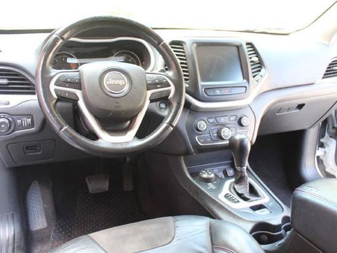 Used 2018 Jeep Cherokee Trailhawk AWD/4WD image 15
