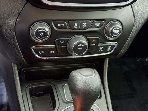 Used 2021 Jeep Cherokee Latitude FWD image 8