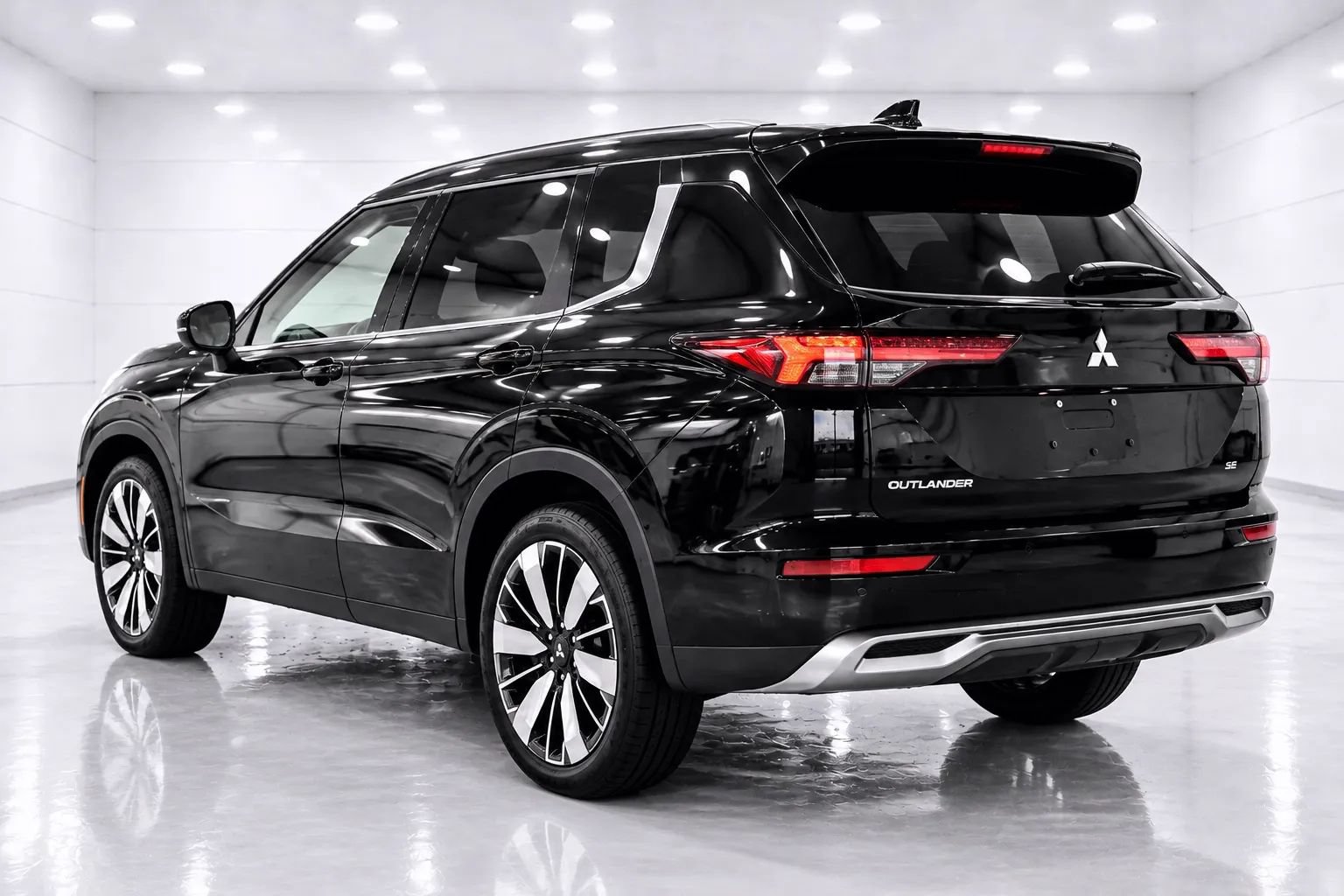 Used 2025 Mitsubishi Outlander AWD image 3