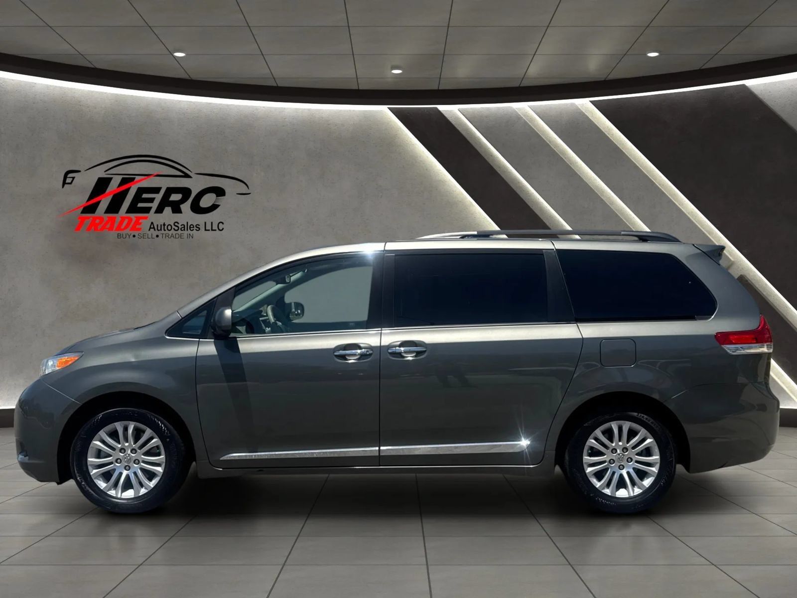 Used 2011 Toyota Sienna XLE w/ XLE Navigation Pkg FWD image 7