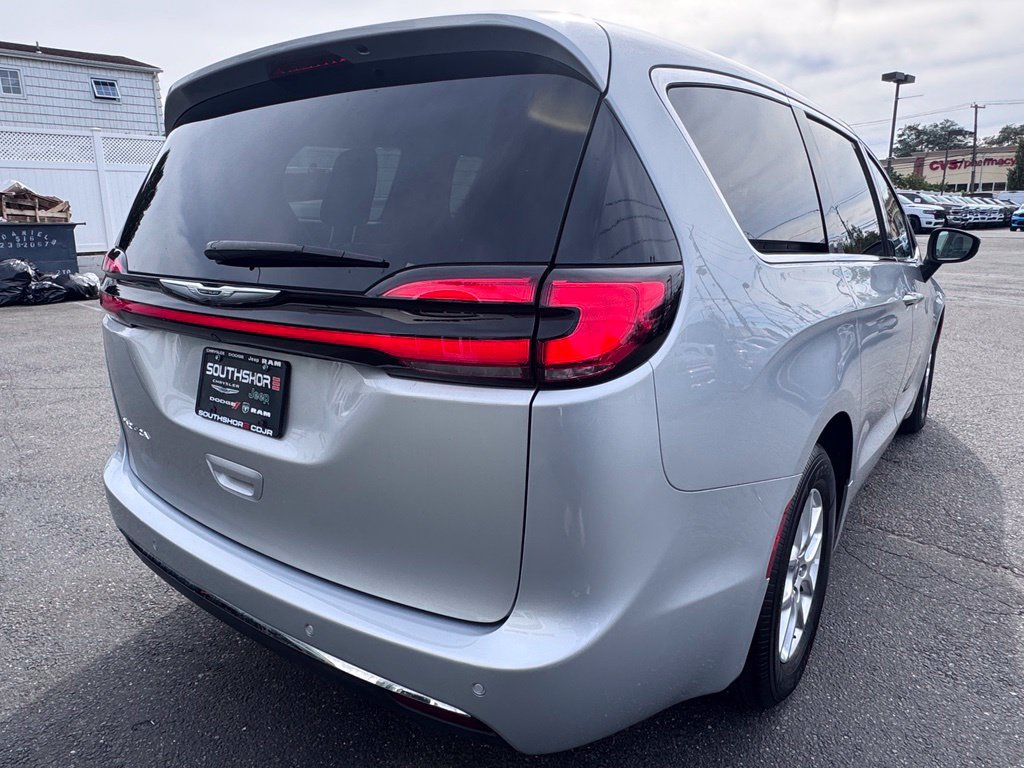 Used 2023 Chrysler Pacifica Touring-L FWD image 9