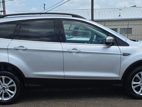 Used 2018 Ford Escape SE w/ SE Sync 3 Package FWD image 2