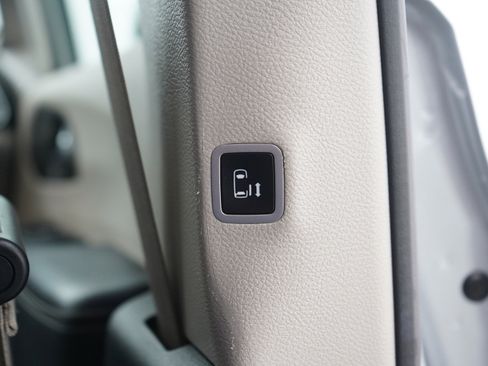 Used 2024 Chrysler Pacifica Touring-L image 18