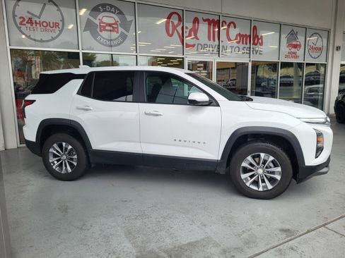 Used 2026 Chevrolet Equinox LT w/ Safety and Technology Package FWD image 2