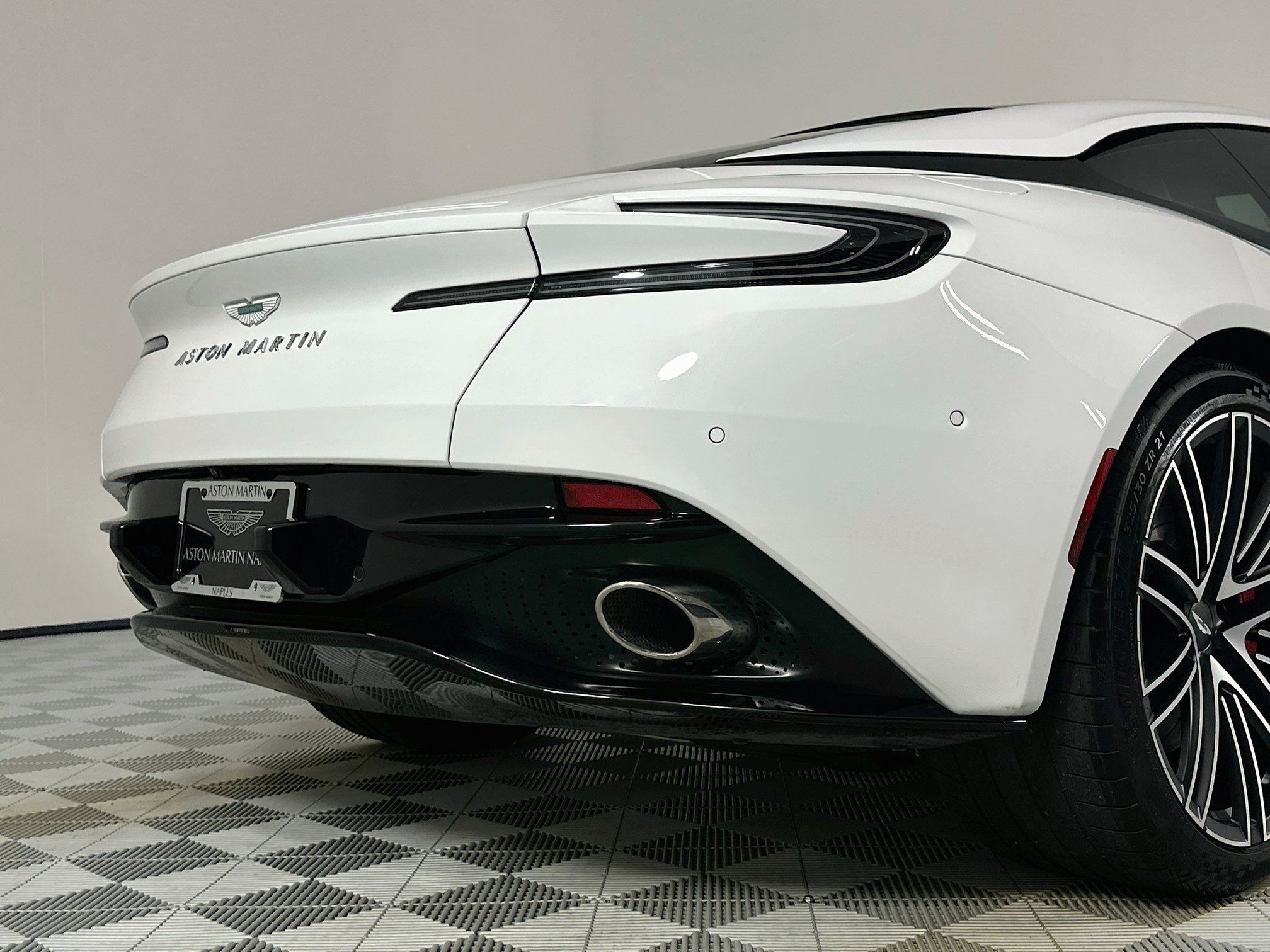 Used 2025 Aston Martin DB12 Coupe RWD image 34