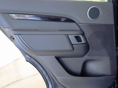 Used 2019 Land Rover Discovery SE image 26