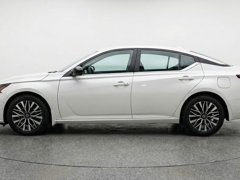 Used 2025 Nissan Altima 2.5 SV FWD image 5