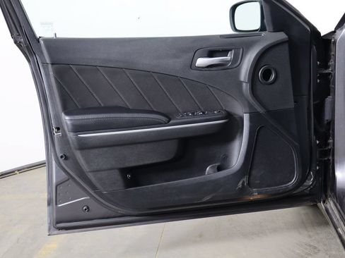 Used 2019 Dodge Charger SXT RWD image 11