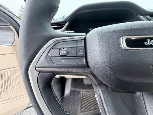 Used 2023 Jeep Grand Cherokee Limited RWD image 15