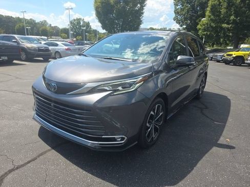 Used 2025 Toyota Sienna Platinum FWD image 4