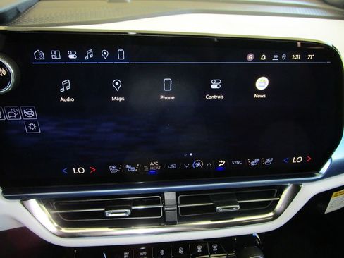 New 2026 Chevrolet Equinox EV LT w/ Convenience Package II image 32