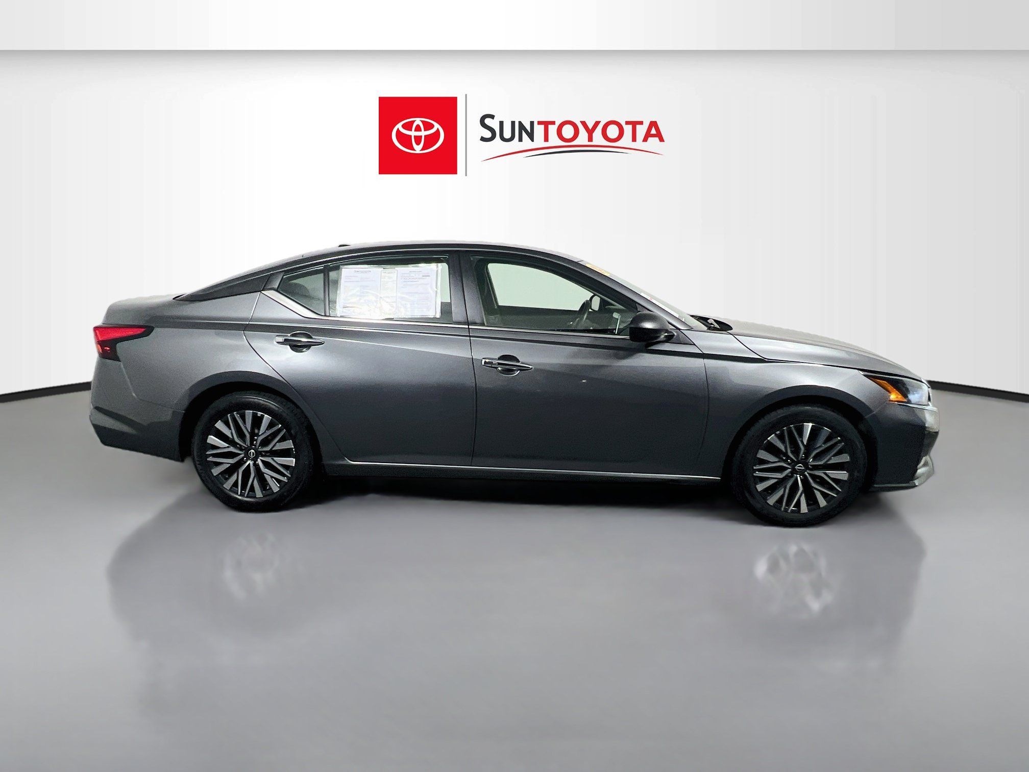 Used 2024 Nissan Altima 2.5 SV FWD image 2