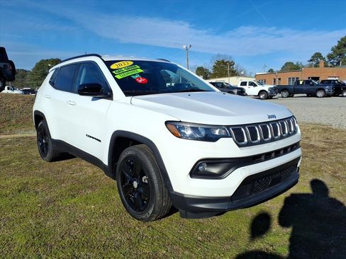 Used 2022 Jeep Compass Latitude image 15
