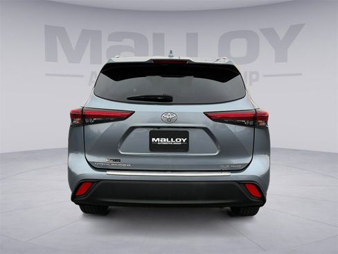 Used 2020 Toyota Highlander XLE image 4