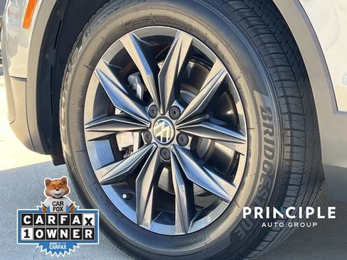 Used 2023 Volkswagen Tiguan SE w/ Panoramic Sunroof Package FWD image 7