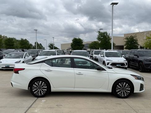 Used 2025 Nissan Altima 2.5 SV FWD image 6