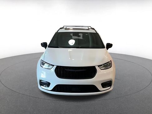 Used 2025 Chrysler Pacifica Limited FWD image 4