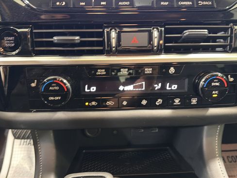 Used 2025 Nissan Pathfinder SL FWD image 19