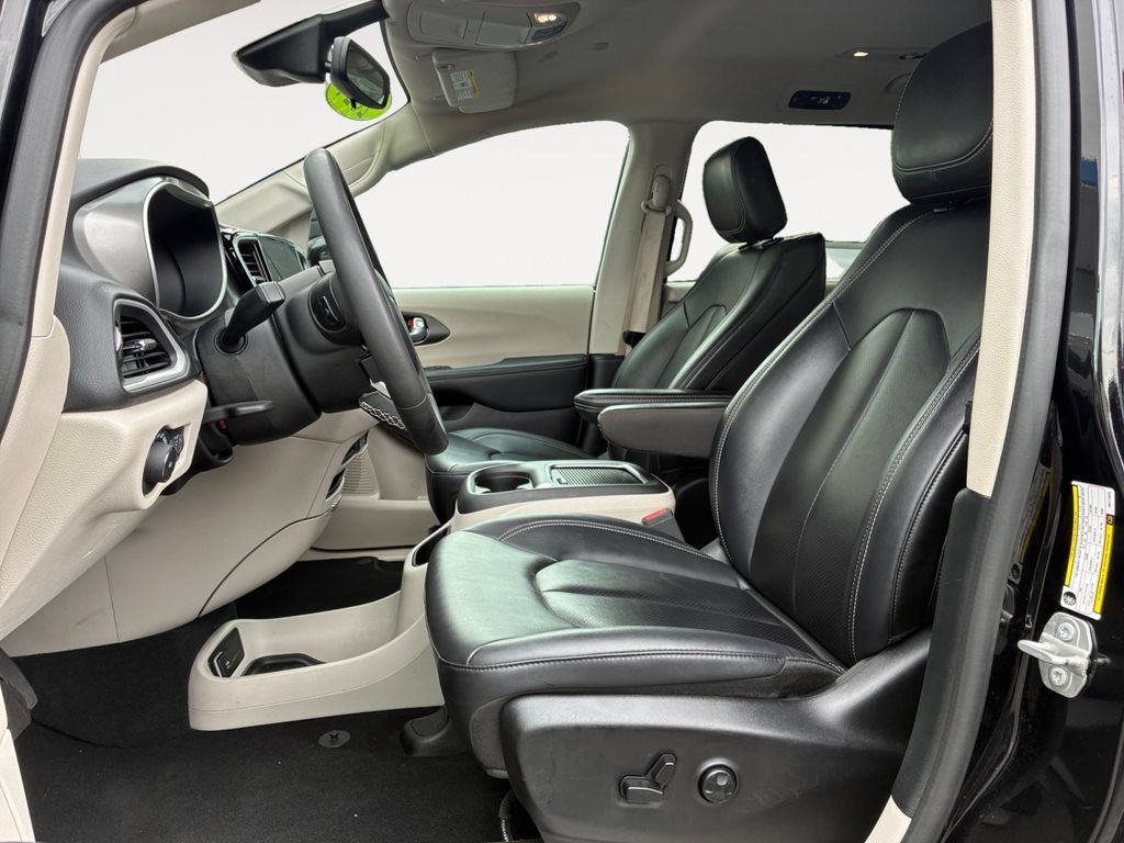 Used 2024 Chrysler Pacifica Touring-L FWD image 9