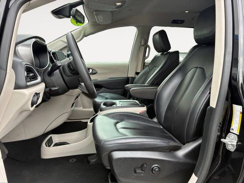 Used 2024 Chrysler Pacifica Touring-L FWD image 9