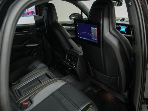 Used 2024 Porsche Cayenne Turbo GT AWD/4WD image 69