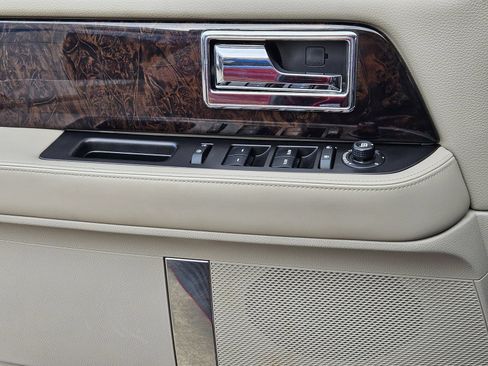 Used 2016 Lincoln Navigator Select RWD image 28