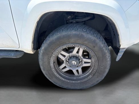 Used 2018 Toyota Tacoma SR5 RWD image 32