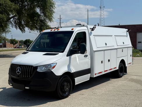 Used 2019 Freightliner Sprinter 3500 w/ Premium Package image 3