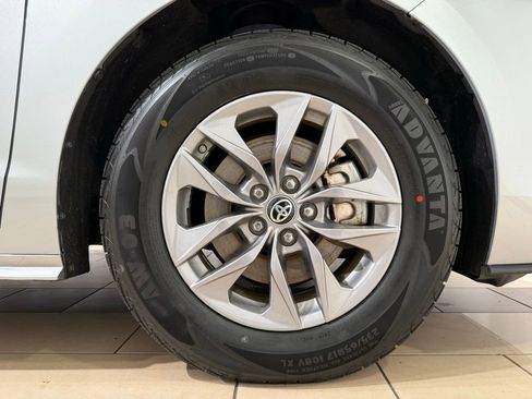 Used 2023 Toyota Sienna XLE image 9