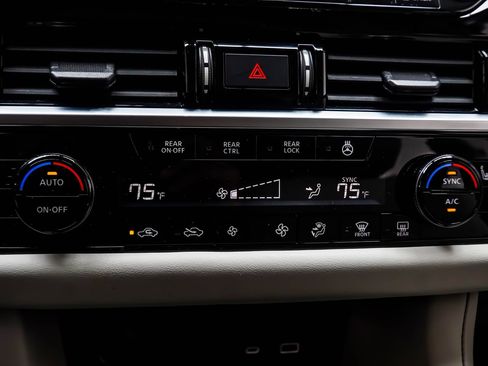 Used 2022 Nissan Pathfinder SL w/ SL Premium Package FWD image 23