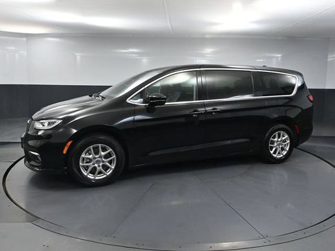 Used 2024 Chrysler Pacifica Touring-L FWD image 10