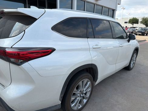Used 2020 Toyota Highlander Limited FWD image 5