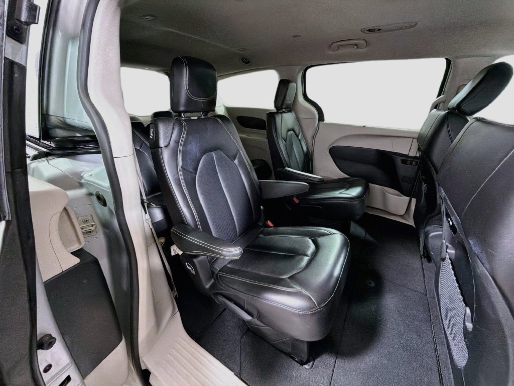 Used 2024 Chrysler Pacifica Touring-L FWD image 29