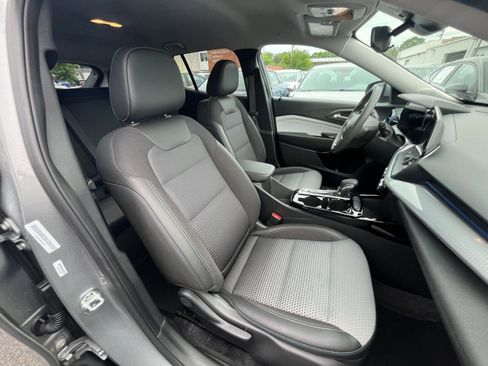 Used 2025 Chevrolet Trax LT FWD image 34