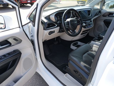 Used 2020 Chrysler Pacifica Touring-L Plus w/ Advanced Safetytec Group FWD image 13