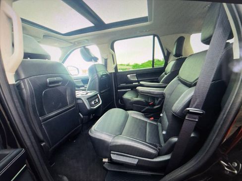 Used 2025 Ford Expedition Platinum AWD/4WD image 7