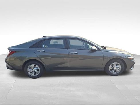 New 2026 Hyundai Elantra SE FWD image 6