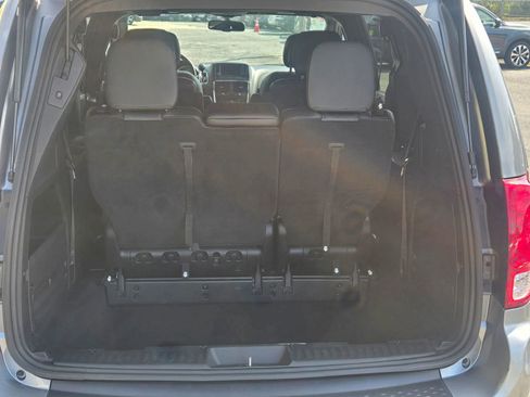 Used 2016 Dodge Grand Caravan SXT FWD image 11