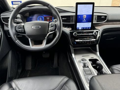 Used 2024 Ford Explorer Platinum w/ Technology Package image 17