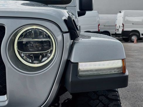 Used 2022 Jeep Gladiator Overland AWD/4WD image 9