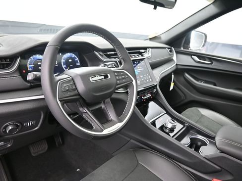 New 2025 Jeep Grand Cherokee Altitude w/ Trailer Tow Package image 21