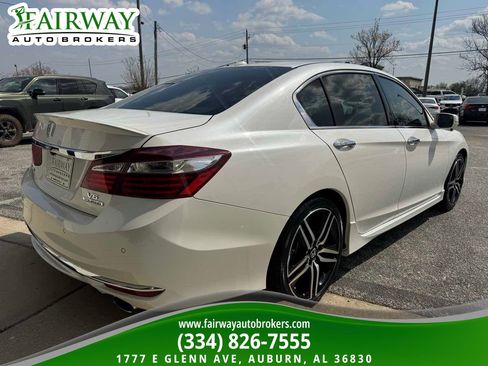 Used 2017 Honda Accord Touring image 6