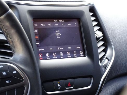 Used 2019 Jeep Cherokee Latitude Plus FWD image 14