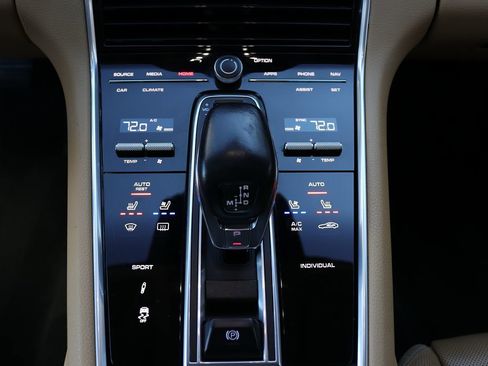 Used 2018 Porsche Panamera 4 image 31