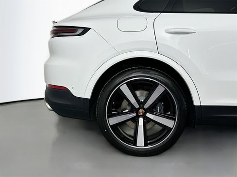 Certified 2025 Porsche Cayenne Coupe image 13
