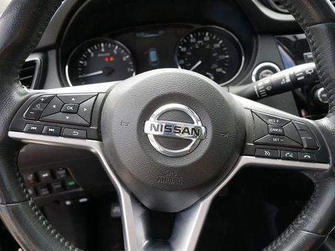 Used 2017 Nissan Rogue SV AWD/4WD image 17