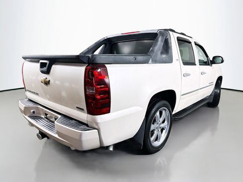 Used 2011 Chevrolet Avalanche LTZ image 7