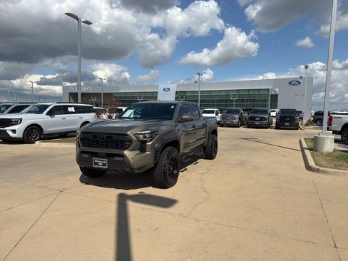 Used 2024 Toyota Tacoma TRD Off-Road image 26